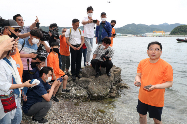 출범2년 맞은 허성무(맨 오른쪽) 창원시장이 마산 앞바다에서 해맑은 마산만 만들기 프로젝트를 설명하고 있다.