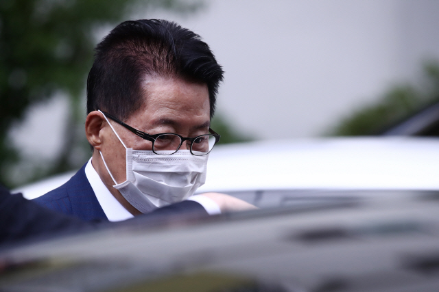 박지원 국가정보원장 후보자가 8일 오전 서울 영등포구 자택을 나서며 차에 오르고 있다./연합뉴스