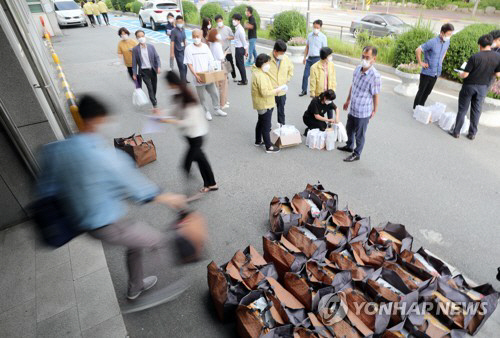 자가격리자 생필품 수령 ‘분주’ /사진=연합뉴스