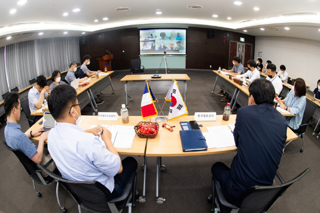 한국철도 직원들이 대전사옥에서 프랑스국영철도 관계자들과 공동 연구를 위한 화상회의를 하고 있다. 사진제공=한국철도