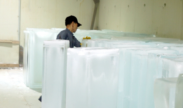 경기도 부천에 위치한 얼음 공장에서 직원이 갓 만들어진 얼음을 냉동 창고로 옮기고 있다. / 사진=이혜진 인턴기자