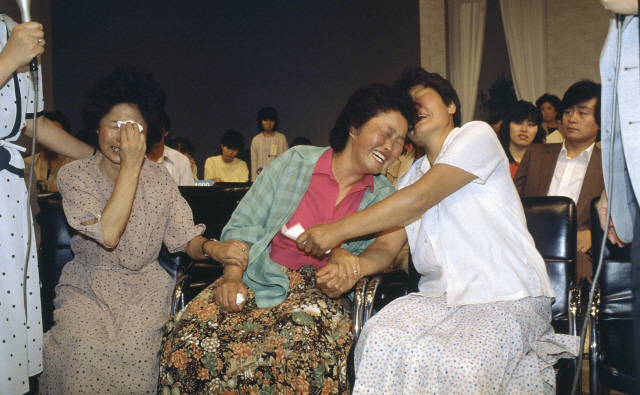 1983년 혈육을 찾은 한 이산가족이 서로 부둥켜 안고 오열하고 있다. /연합뉴스