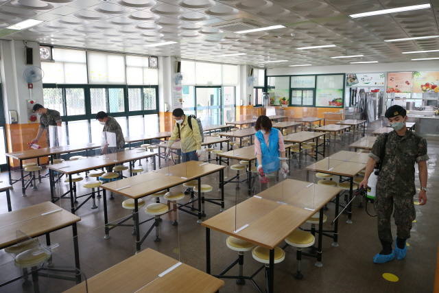 한 초등학교 급식실에서 방역작업을 하고 있다. /연합뉴스