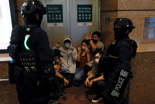 지난 1일 홍콩 국가보안법 반대 시위를 벌이던 이들이 진압경찰에 의해 제지당하고 있다. /로이터연합뉴스