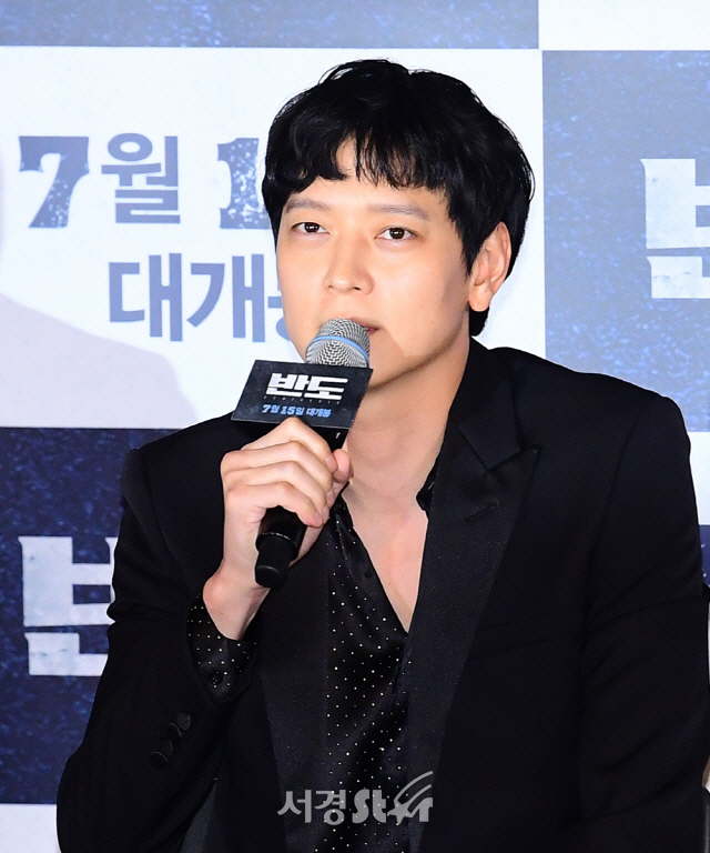 강동원이 9일 서울 CGV 용산아이파크몰에서 열린 영화 ‘반도’ 언론 시사회에 참석해 기자들의 질문에 답하고 있다./사진=서경스타