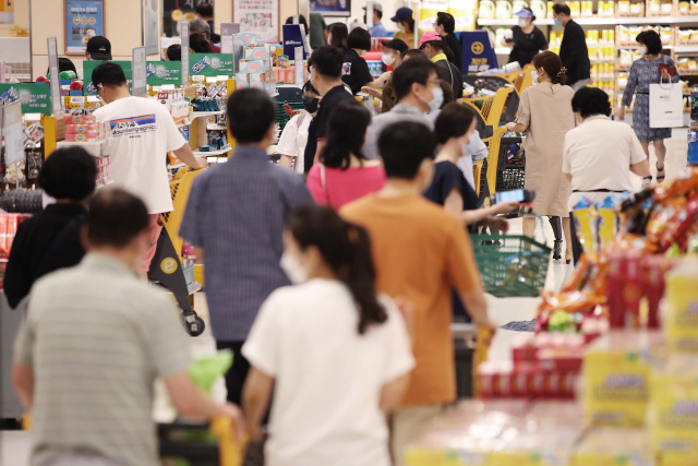 서울 시내 대형마트를 찾은 시민들이 쇼핑하고 있다. /연합뉴스