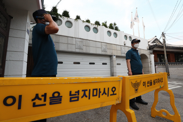 [속보] 경찰, 서울시장 공관에 폴리스라인 설치하고 대기