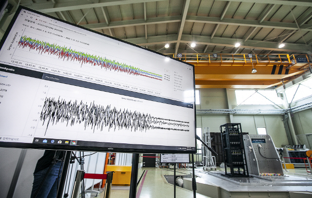 SK텔레콤·기상청·경북대학교가 시범 구축한 ‘지진관측 네트워크’를 시연하는 모습./사진제공=SK텔레콤