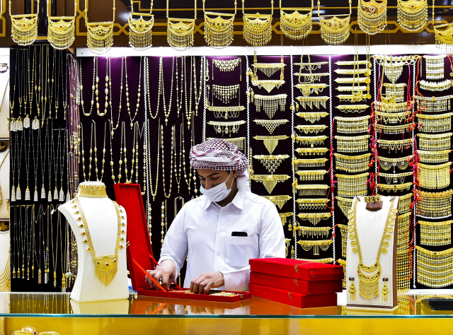 카타르 도하의 한 귀금속 상점에서 직원이 마스크를 쓴 채 진열 상품을 정리하고 있다./EPA연합뉴스