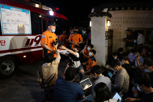 경찰에 박원순 서울시장이 실종됐다는 신고가 들어온 9일 오후 박 시장 수색 관련 지휘본부가 마련된 서울 성북구 가구박물관 앞에서 정진항 현장대응단장이 브리핑을 하고 있다. /연합뉴스