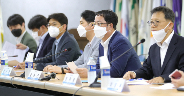 지난달 3일 서울 영등포구 한국노총 회의실에서 열린 전국금속노동조합연맹-삼성디스플레이 2차 단체교섭에서 김종근(오른쪽 두번째) 삼성 디스플레이 상무가 인사말을 하고 있다.  /연합뉴스