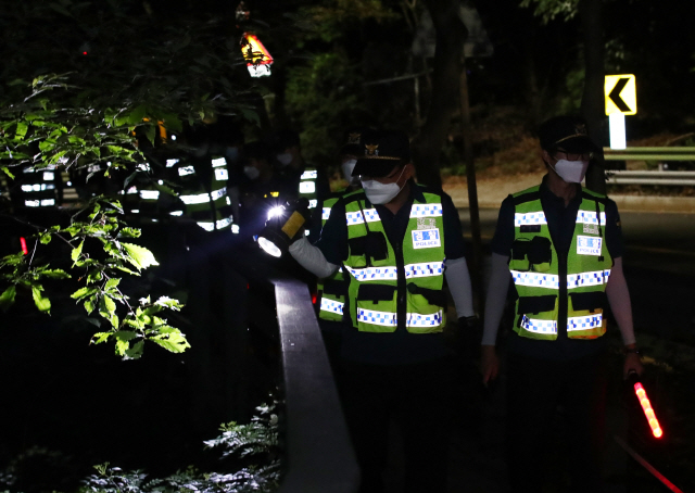 박원순 서울시장이 실종됐다는 신고가 접수된 9일 밤 북악산 일대에서 경찰이 2차 야간 수색을 하고 있다. /연합뉴스
