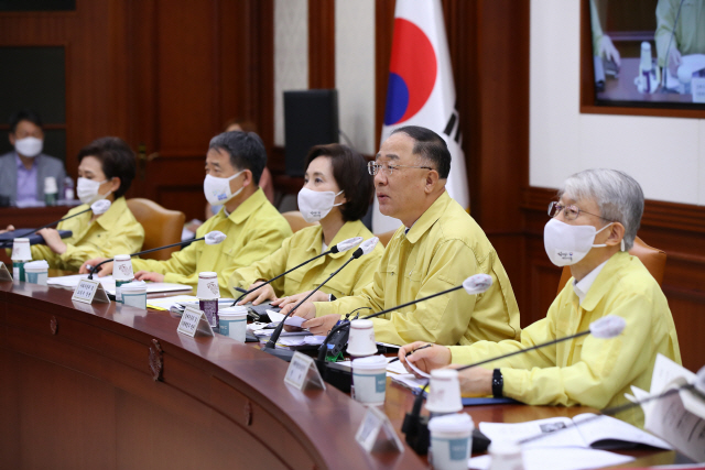 홍남기 경제부총리 겸 기획재정부 장관이 10일 오전 정부서울청사에서 열린 비상경제 중앙대책본부 회의를 주재하고 있다. /연합뉴스