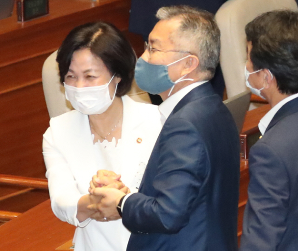 추미애(왼쪽) 법무부 장관과 최강욱 열린민주당 대표/연합뉴스