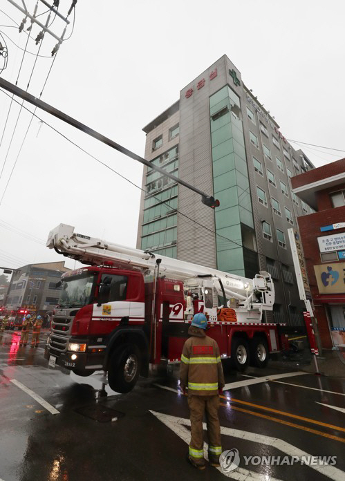 10일 새벽 시간에 화재로 사상자 다수가 발생한 전남 고흥군 고흥읍 한 병원에서 소방대원이 현장을 수습하고 있다. /사진=연합뉴스