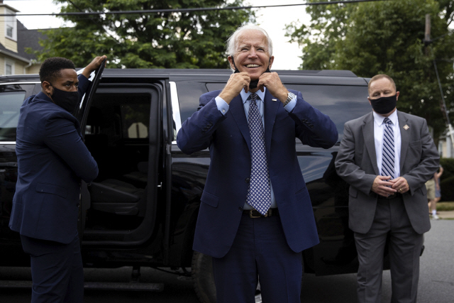 미국 민주당 대선 후보인 조 바이든 전 부통령이 9일(현지시간) 자신의 고향인 펜실베이니아주 스크랜턴에 들러 마스크를 벗으며 환하게 웃고 있다./AP연합뉴스