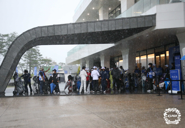 10일 부산 스톤게이트CC에서 열린 아이에스동서 부산오픈 1라운드가 폭우로 중단되자 선수들이 비를 피해 클럽하우스 앞에서 대기하고 있다. 어떤 조도 9홀을 마치지 못해 1라운드는 취소 처리됐다. /사진제공=KLPGA