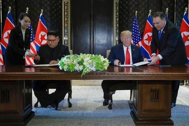 지난 2018년 6월12일 싱가포르에서 열린 1차 미북정상회담에서 도널드 트럼프 미국 대통령과 김정은 북한 국무위원장이 서류에 서명을 하기 위해 준비하고 있다. /AP·연합뉴스