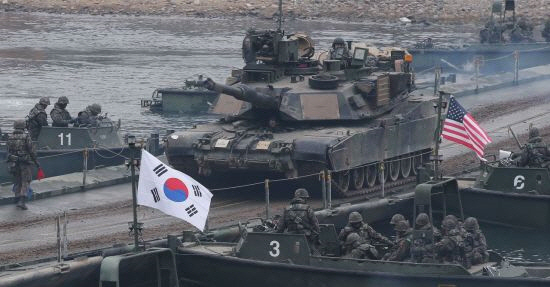 지난 2015년 12월 경기도 연천군 한탄강에서 열린 한미연합 도하작전 훈련에서 미2사단 M1A2 SEP 전차가 부교를 건너고 있다. /연합뉴스
