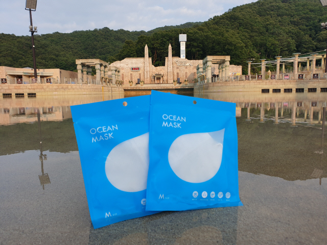 오션월드가 물놀이용 마스크로 ‘오션 마스크’를 개발해 오는 11일부터 방문객에게 무료로 나눠준다.