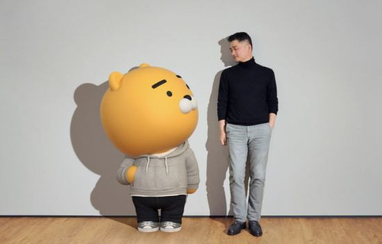 김범수(오른쪽) 카카오 의장과 캐릭터 라이언. /사진제공=카카오