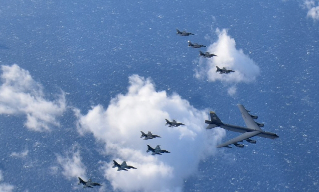 미군의 전략폭격기 B-52(가운데)와 F-16 전투기 등이 대열을 지어 비행하고 있다.   /연합뉴스
