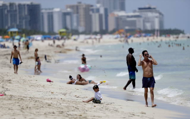 미국 플로리다주 클리어워터 해변에 피서객들이 몰려 있다. /AP연합뉴스