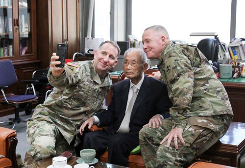로버트 에이브럼스(왼쪽) 주한미군사령관이 한국 나이로 100세 생일을 맞이한 백선엽 장군 생일 하루 전인 지난해 11월 22일 서울 용산구 전쟁기념관 백 장군의 사무실을 방문해 함께 기념촬영 하고 있다.   /사진제공=주한미군
