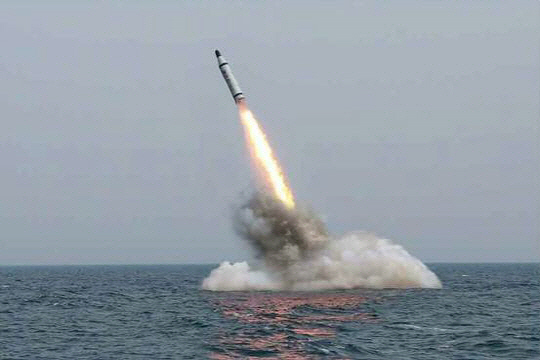 북한이 지난 2016년 동해상에서 시행한 잠수함발사탄도미사일(SLBM·북한명 북극성) 시험발사 장면./연합뉴스