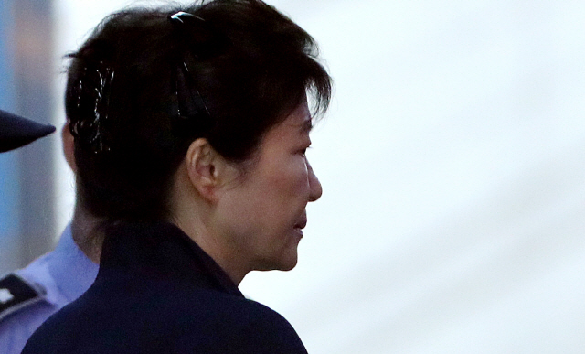 국정농단 사건 등으로 구속 기소된 박근혜 전 대통령이 지난 2017년 5월23일 첫 정식 재판을 마친 뒤 구치소로 돌아가고 있다. /연합뉴스