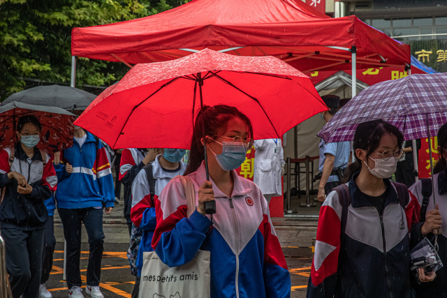 지난 9일 오후 중국 베이징에서 ‘가오카오’를 마친 수험생들이 귀가하고 있다. /EPA연합뉴스