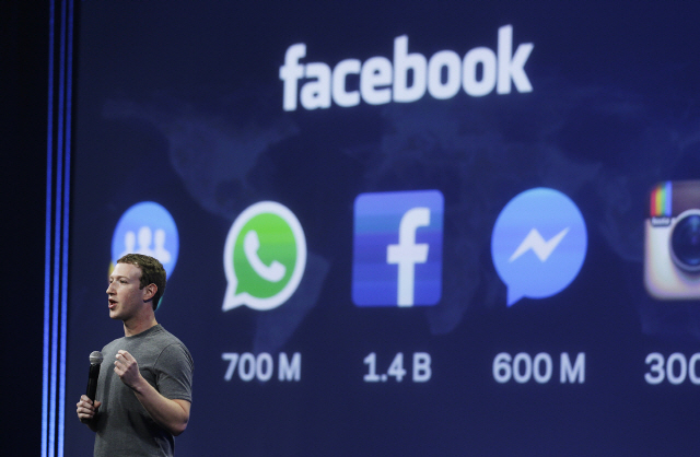 지난 2015년 페이스북의 최고경영자(CEO)인 마크 저커버그가 한 컨퍼런스에서 발표를 하고 있다. /AP연합뉴스