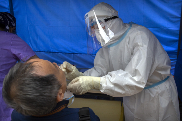 지난달 28일 중국 수도 베이징의 한 지역 보건소에서 의료인이 신종 코로나바이러스 감염증(코로나19) 검사를 진행하고 있다. /연합뉴스