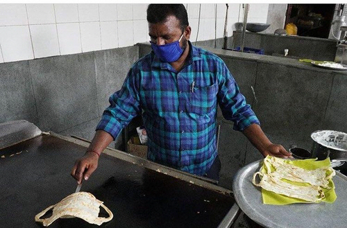 인도에서 마스크 모양의 빵을 만들고 있는 한 제빵사./사진=연합뉴스