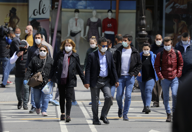 지난 5월 터키 앙카라 시민들이 신종 코로나바이러스 감염증(코로나19) 예방 마스크를 쓰고 번화가를 지나고 있다. /연합뉴스