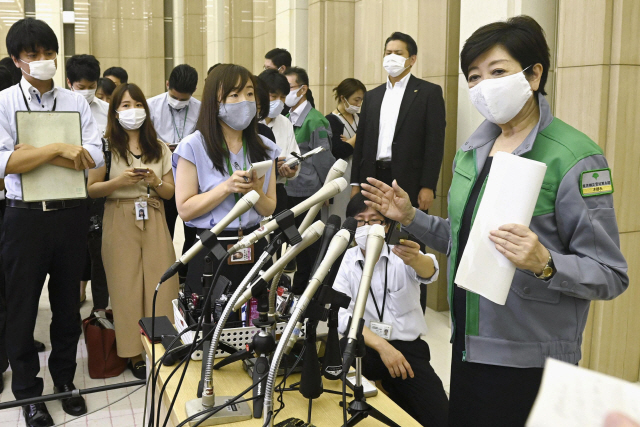 고이케 유리코 일본 도쿄도 지사가 지난 9일 청사에서 취재진을 통해 신종 코로나바이러스 감염증(코로나19) 확산에 각별한 주의를 기울일 것을 당부하고 있다. /AP연합뉴스