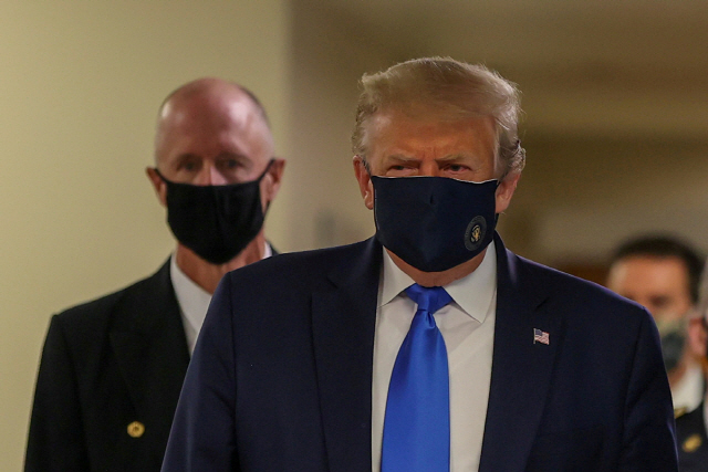11일(현지시간) 월터 리드 의료센터를 방문한 도널드 트럼프 대통령이 마스크를 쓴 채 걷고 있다. /로이터연합뉴스