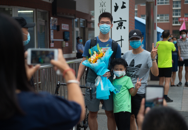지난 10일 중국 베이징에서 대입 시험인 가오카오(7~10일간 진행)를 마친 한 수험생이 가족과 기념촬영을 하고 있다. /신화연합뉴스
