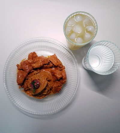 집에서 직접 만들어본 쿠캣 매콤크림 닭갈비 파스타와 음료를 담은 보에나의 파스타 플레이트와 컵