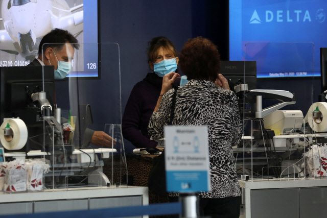 로스앤젤레스 국제공항 직원이 코로나19를 예방하기 위해 마스크를 쓰고 있다. /로이터연합뉴스
