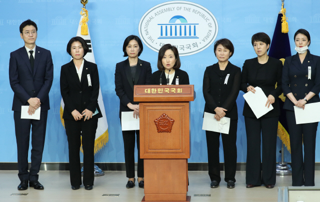 전주혜(가운데) 미래통합당 의원 등이 12일 오후 서울 여의도 국회 소통관에서 기자회견을 열고 고 박원순 서울시장 성추행 의혹 고소인에 대한 신상털기 등 2차 가해 중단을 촉구하고 있다./연합뉴스