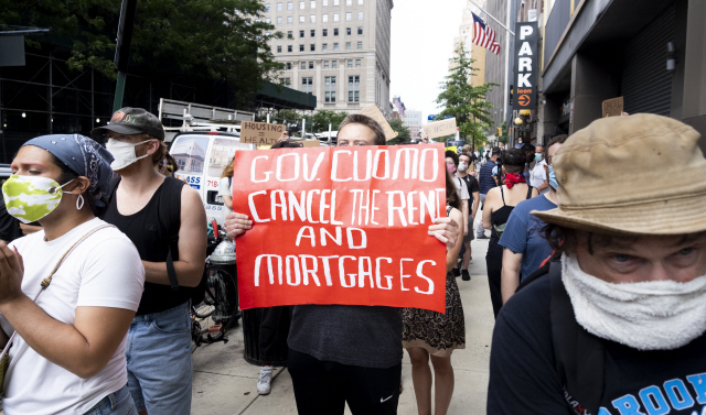 7일(현지시간) 미국 뉴욕에서 사람들이 코로나19 팬데믹 동안 임대료를 받지 말라는 시위를 벌이고 있다. /EPA연합뉴스