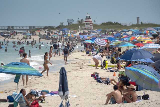 12일(현지시간) 미국 플로리다 마이애미 비치에 모인 사람들이 따뜻한 날씨를 즐기고 있다. 플로리다의 일일 신규 코로나19 확진자는 1만5,300여명으로 역대 가장 많았다. /EPA연합뉴스
