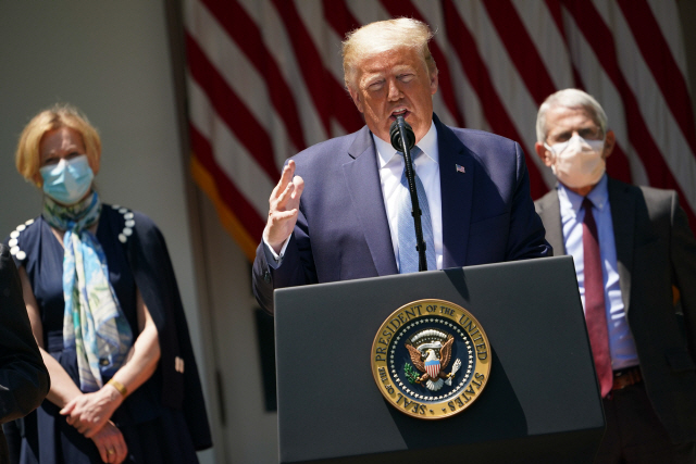 도널드 트럼프 대통령이 연설하는 뒤쪽에 앤서니 파우치(오른쪽) 박사가 서 있다. /AFP연합뉴스.