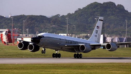 미군의 정찰기 코브라볼(RC-135S)이 활주로에서 이륙을 하고 있다.   /연합뉴스