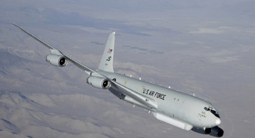 미군의 지상감시정찰기 E-8C 조인트 스타즈(J-STARS)가 비행을 하고 있다.   /연합뉴스