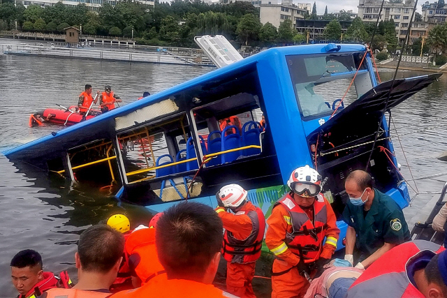 7일(현지시간) 중국 구이저우성 안순에서 버스가 호수에 추락한 현장에서 구조대가 인양작업을 벌이고 있다. /AFP연합뉴스