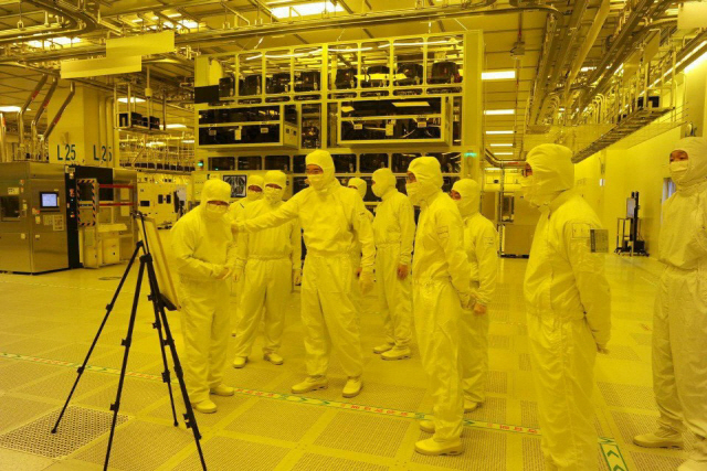 이재용(가운데) 삼성전자 부회장이 기술자들과 함께 반도체 생산라인을 살펴보고 있다./사진제공=삼성전자