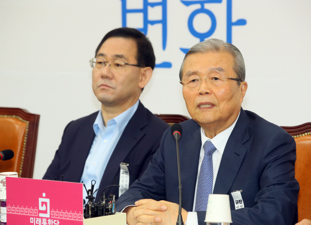 김종인(오른쪽) 미래통합당 비상대책위원장이 13일 국회에서 열린 비대위 회의에서 발언하고 있다. /연합뉴스