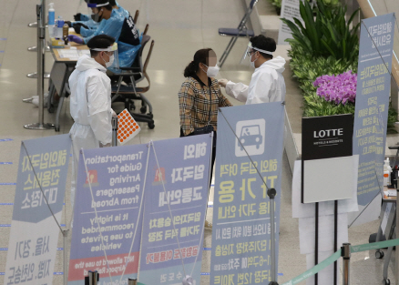 인천국제공항 1터미널에서 입국자들이 해외입국자 교통편 안내를 받고 있다./사진제공=연합뉴스